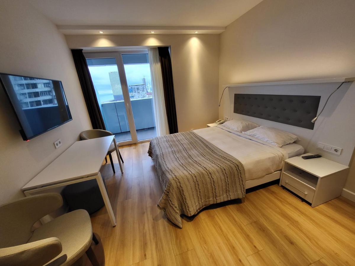 Black Sea Apartments Alliance Palace Батуми Екстериор снимка