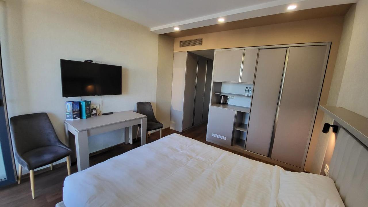 Black Sea Apartments Alliance Palace Батуми Екстериор снимка