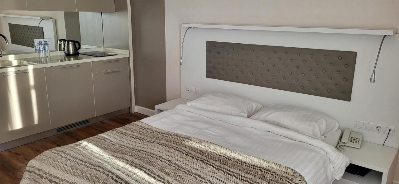 Black Sea Apartments Alliance Palace Батуми Екстериор снимка