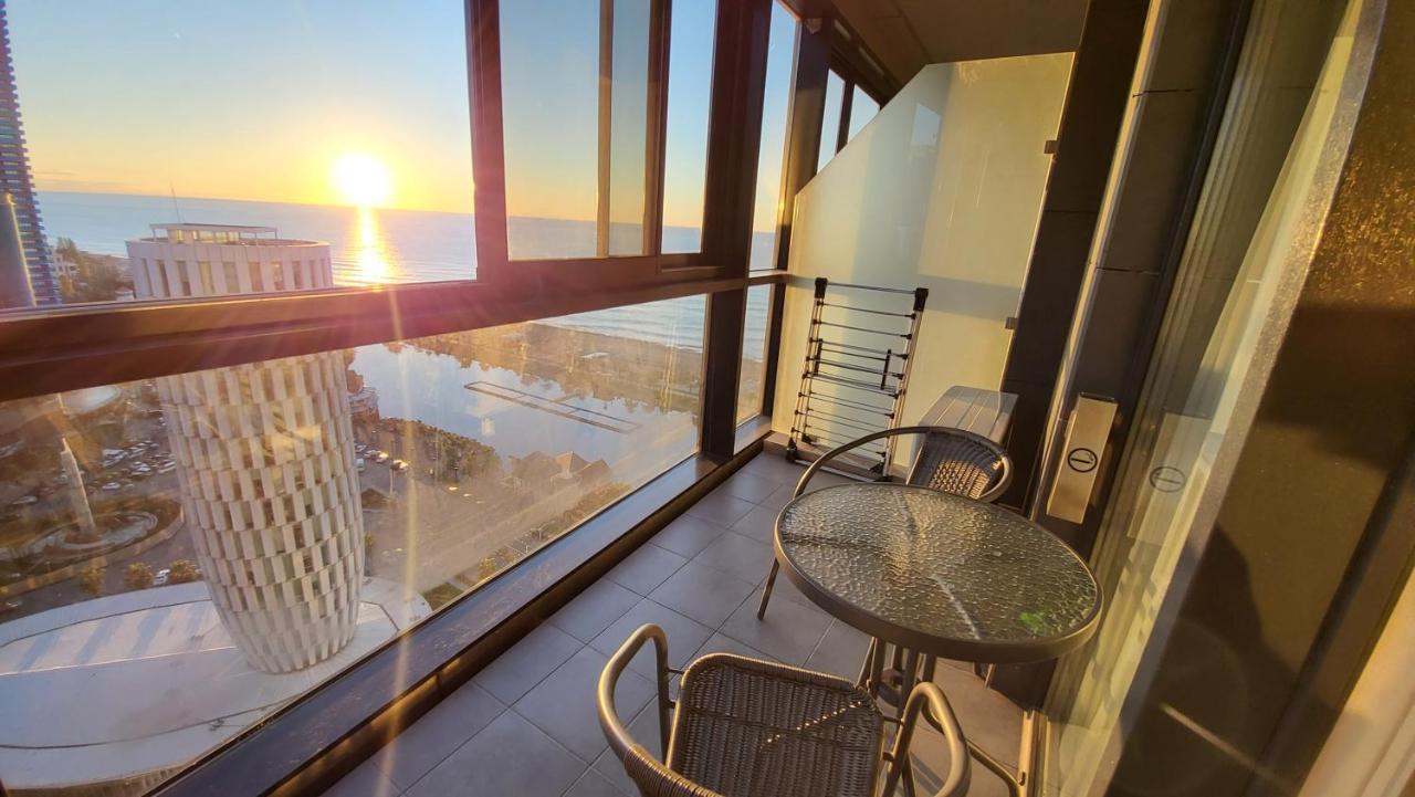 Black Sea Apartments Alliance Palace Батуми Екстериор снимка