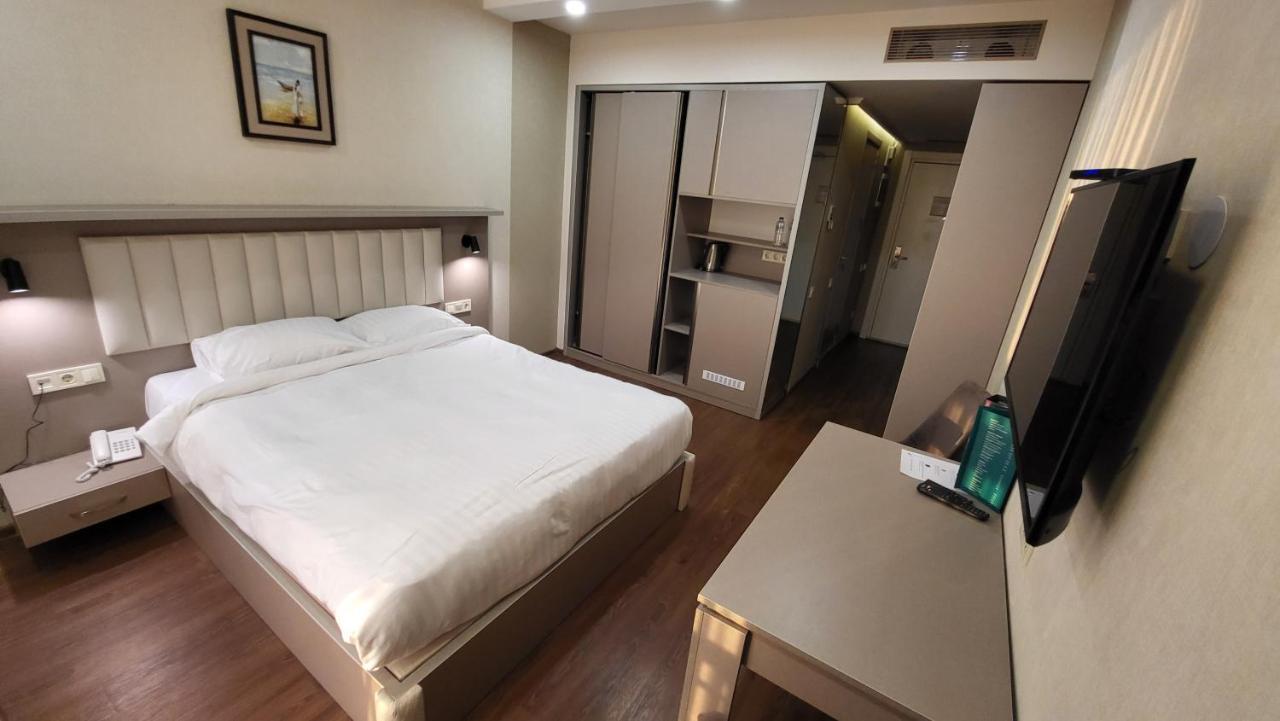 Black Sea Apartments Alliance Palace Батуми Екстериор снимка